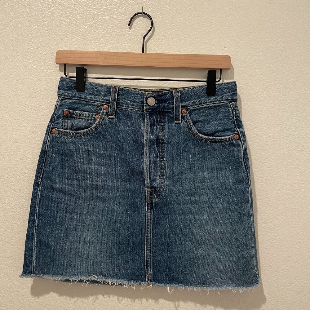 Levi’s High-Waisted Ribcage Denim Skirt Medium Wash Size 26 Raw Frayed Hem Women